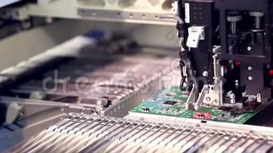 自动化电子零件制造生产线。